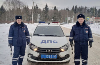 Жительница Тверской области поблагодарила автоинспекторов за помощь на дороге