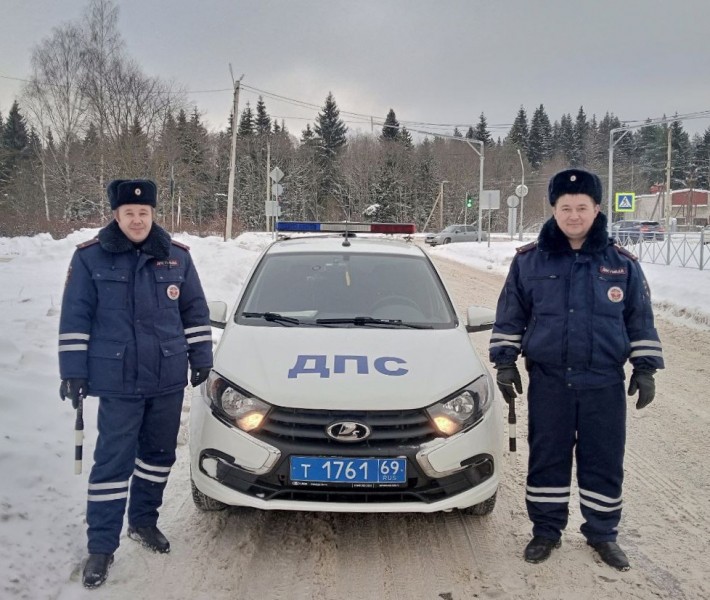 Жительница Тверской области поблагодарила автоинспекторов за помощь на дороге Жительница Тверской области поблагодарила автоинспекторов за помощь на дороге