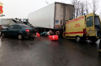 Двое погибли, трое пострадали: массовое ДТП на трассе М-10 под Тверью Двое погибли, трое пострадали: массовое ДТП на трассе М-10 под Тверью