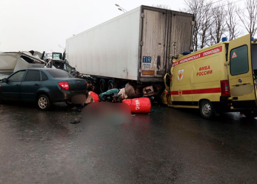 Двое погибли, трое пострадали: массовое ДТП на трассе М-10 под Тверью