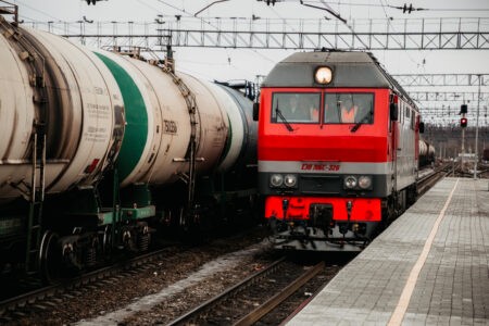 Грузовой поезд насмерть задавил мужчину в Тверской области Грузовой поезд насмерть задавил мужчину в Тверской области