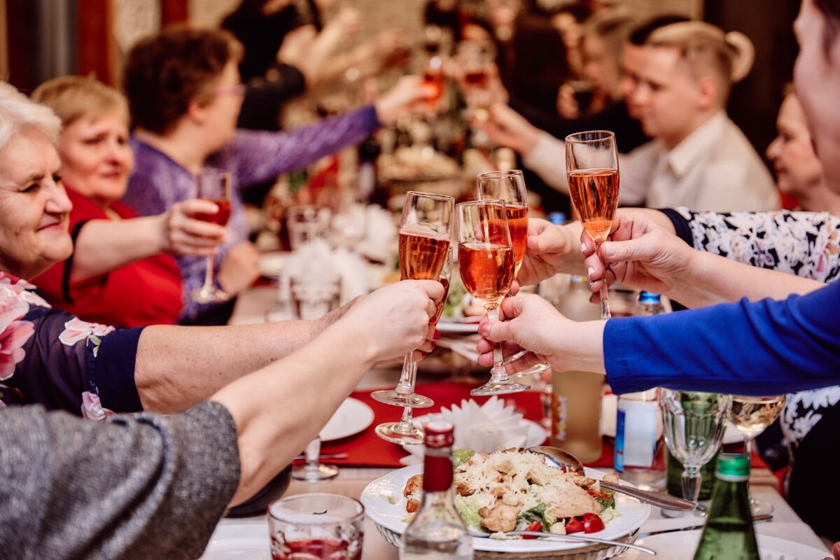 Врач рассказала, как избежать похмелья после новогоднего стола