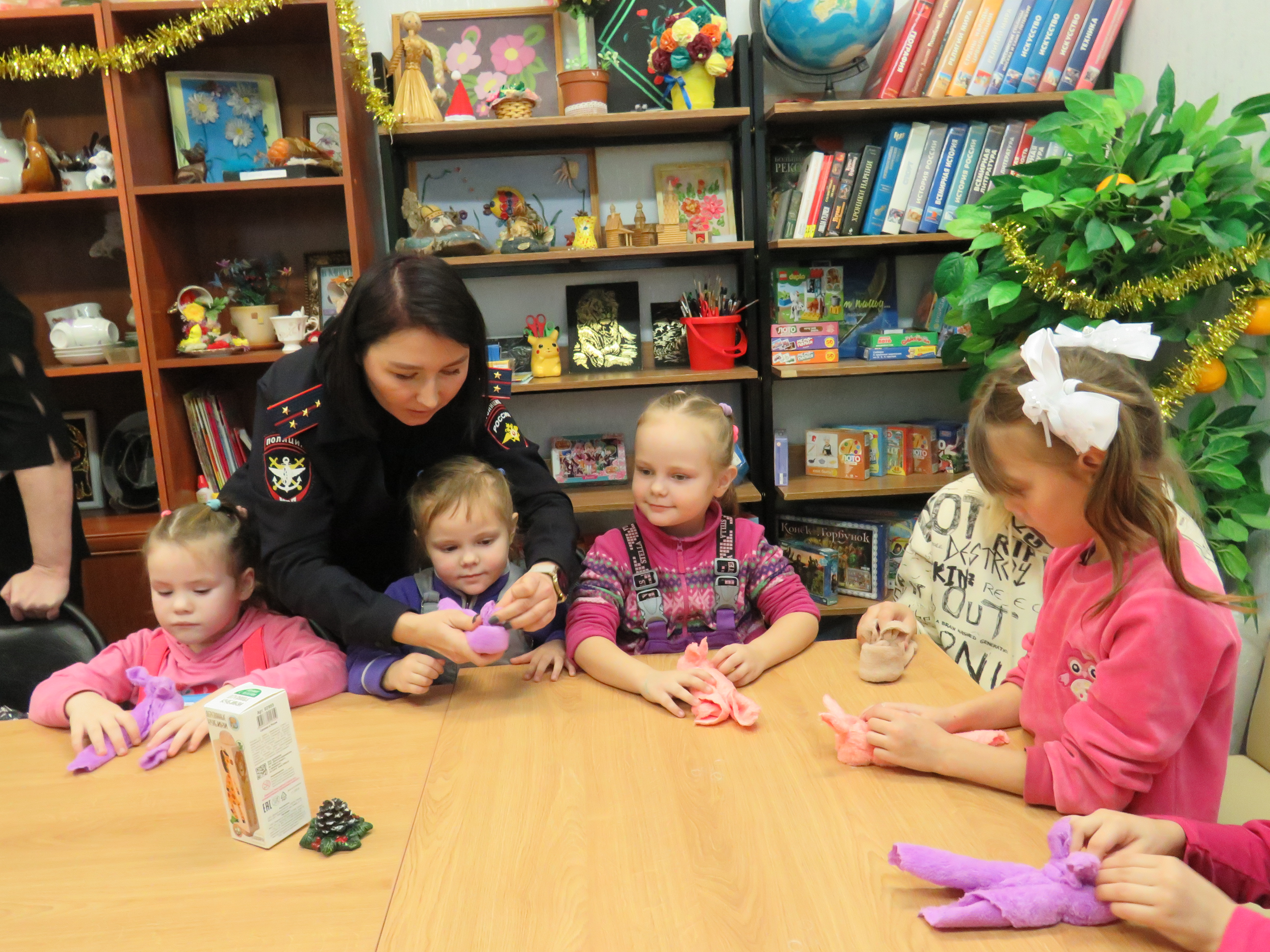 «Полицейский Дед Мороз» встретился с подопечными семейного центра