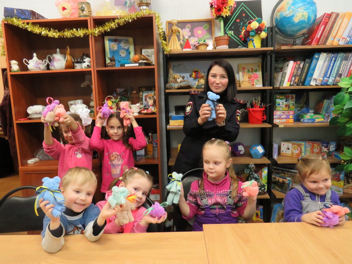 «Полицейский Дед Мороз» встретился с подопечными семейного центра