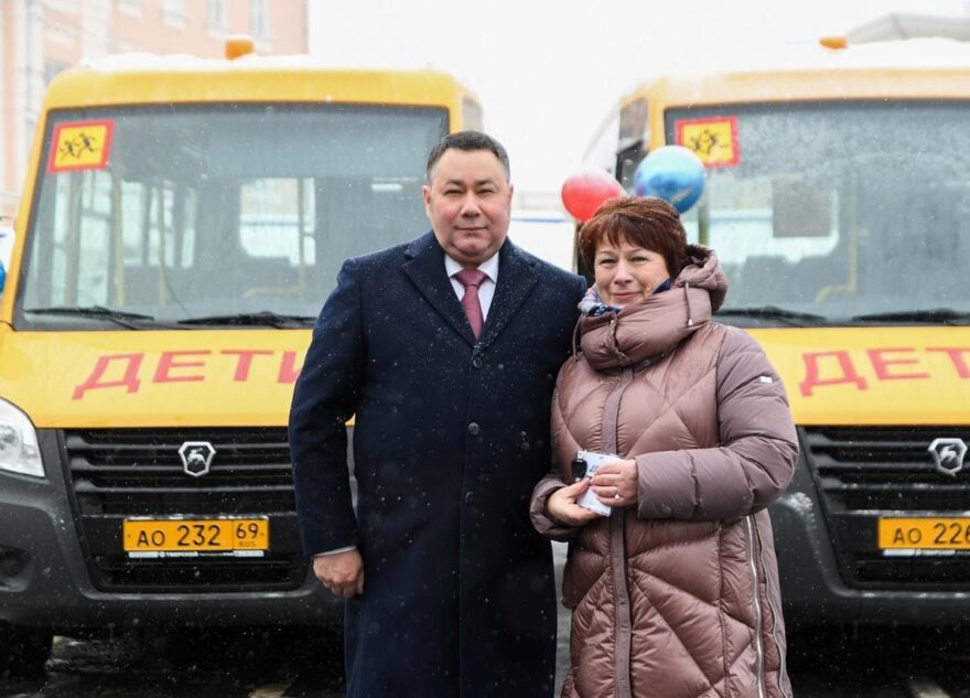 Губернатор вручил главе округа ключи от автобуса
