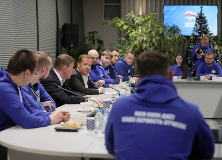 Состоялись как граждане России: руководство «Единой России» поблагодарило активистов МГЕР и «Волонтёрской Роты» за добровольчество