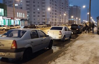 Ловушка под водой в дорожной яме повреждает колёса автомобилей в Твери