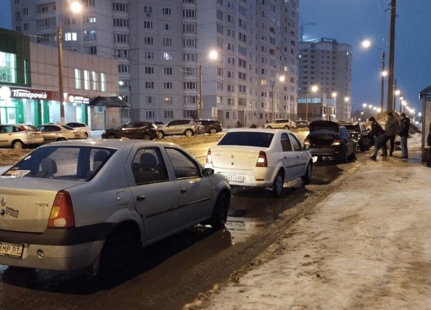 Ловушка под водой в дорожной яме повреждает колёса автомобилей в Твери Ловушка под водой в дорожной яме повреждает колёса автомобилей в Твери