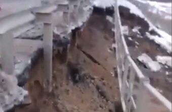 В Тверской области в реку обрушалась пешеходная часть моста