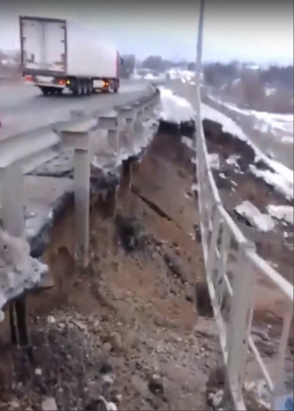 В Тверской области в реку обрушалась пешеходная часть моста