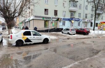 В Пролетарском районе Твери таксист сбил пешеходов В Пролетарском районе Твери таксист сбил пешеходов