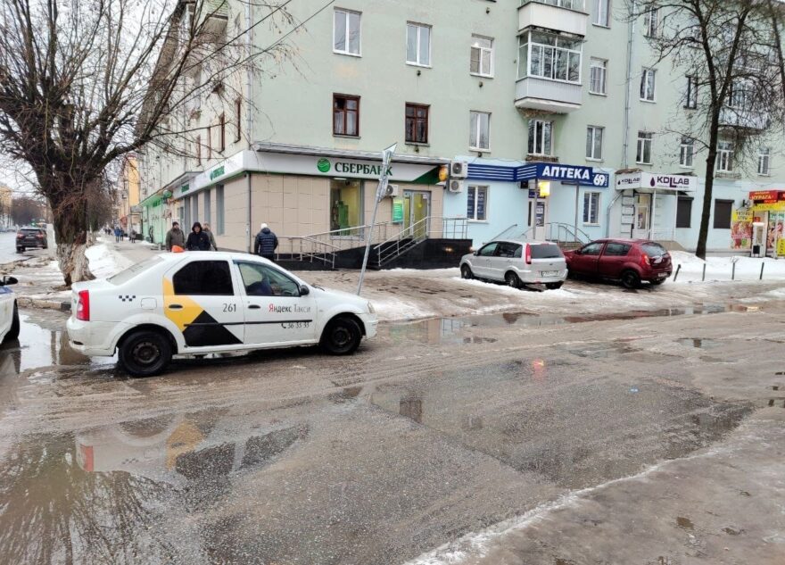 В Пролетарском районе Твери таксист сбил пешеходов