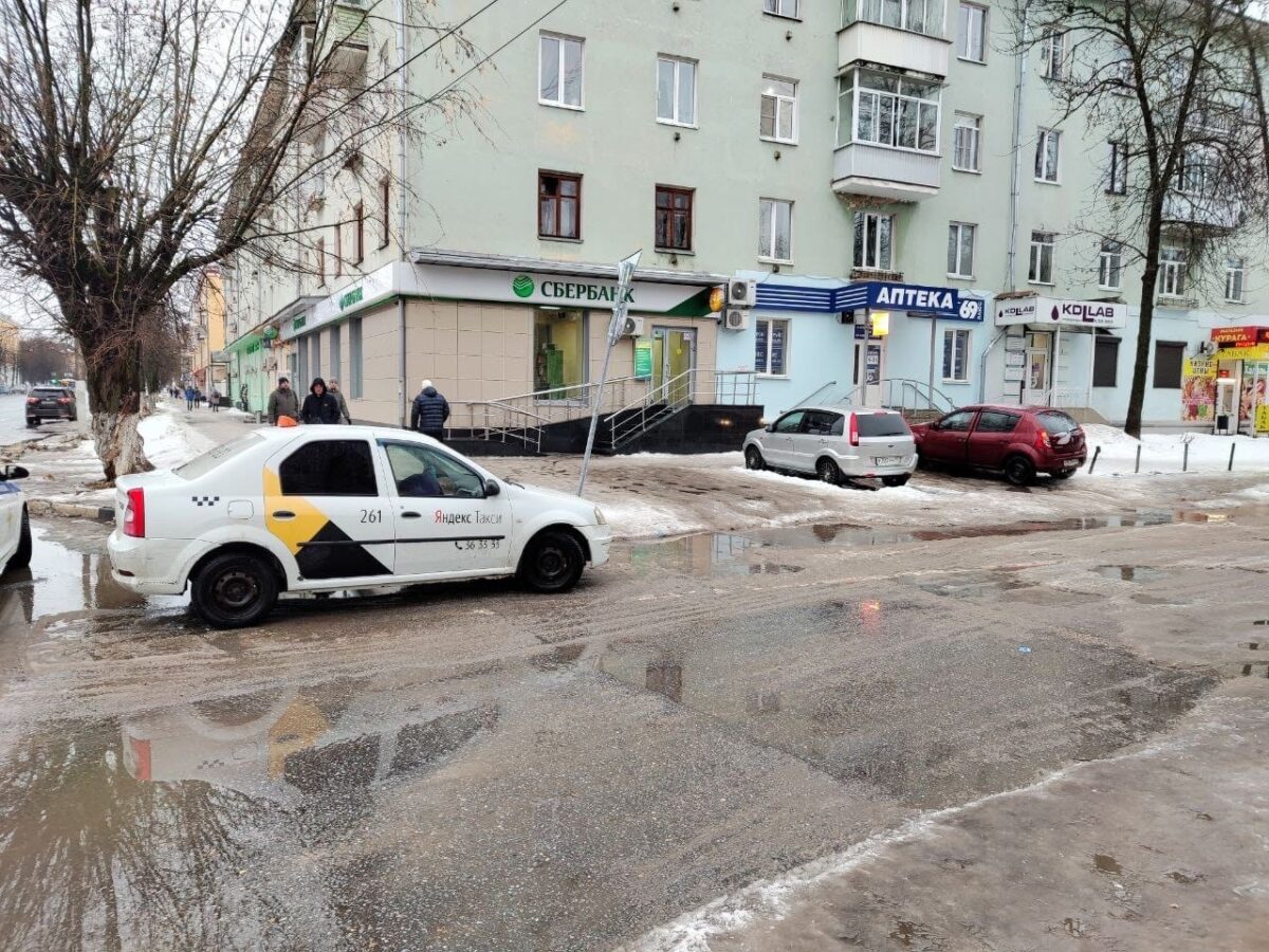 В Пролетарском районе Твери таксист сбил пешеходов