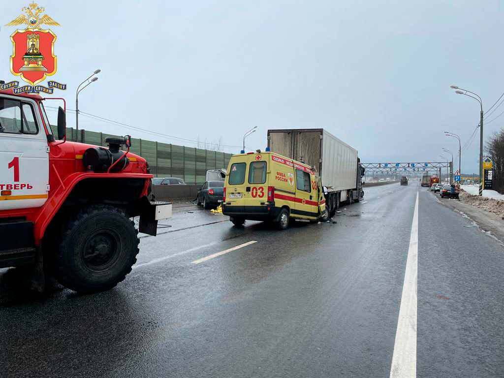 Двое погибли, трое пострадали: массовое ДТП на трассе М-10 под Тверью | ТОП  Тверь новости