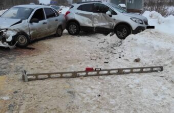 Opel и LADA не поделили дорогу в Тверской области, есть пострадавший