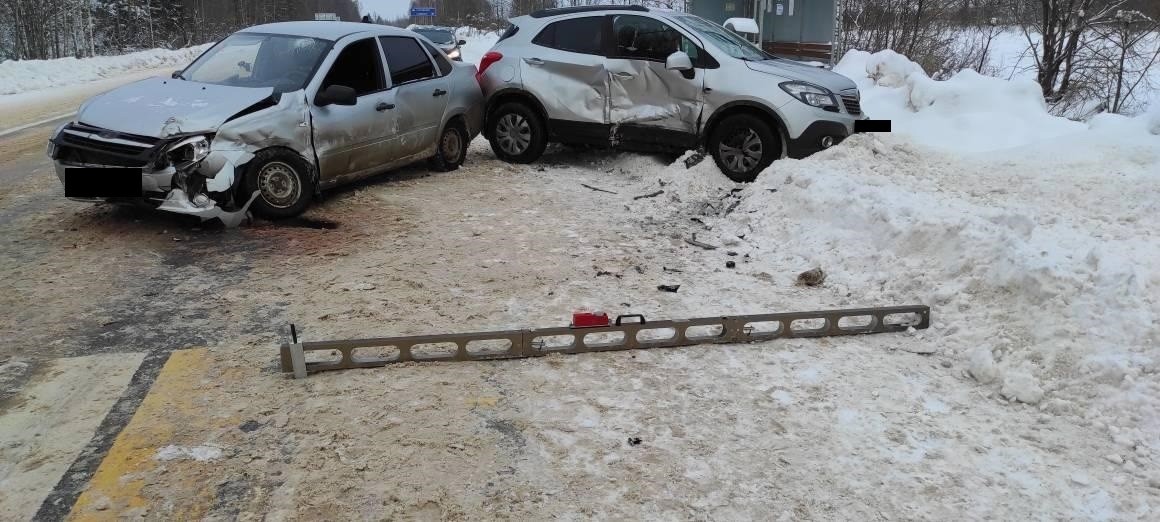 Opel и LADA не поделили дорогу в Тверской области, есть пострадавший