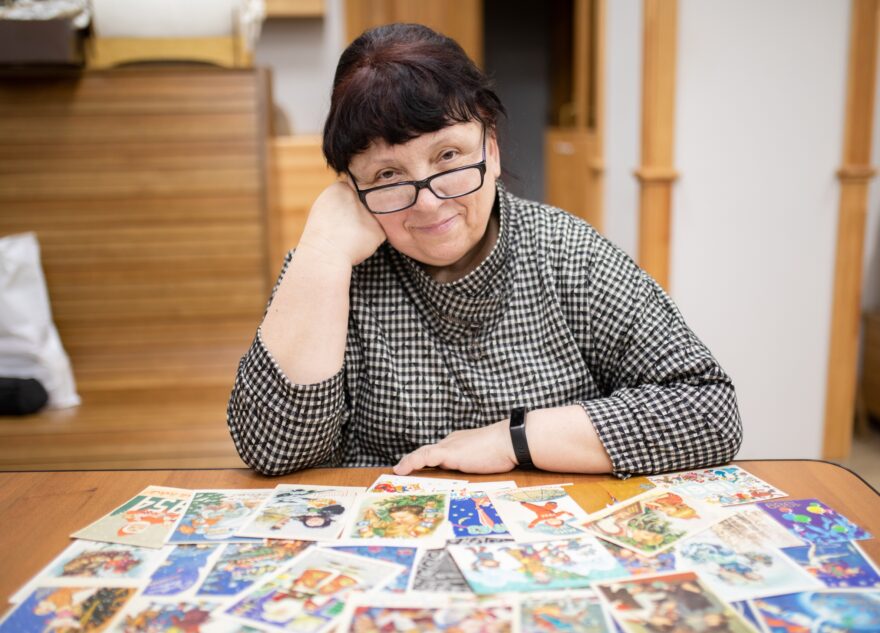 Ушла эпоха: коллекционер из Твери показала новогодние открытки прошлого века