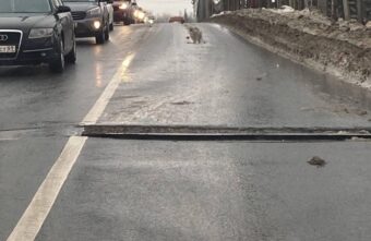 Водители сообщили о повреждениях на Старом мосту в Твери