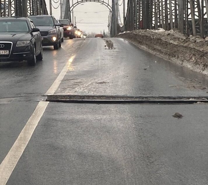 Водители сообщили о повреждениях на Старом мосту в Твери