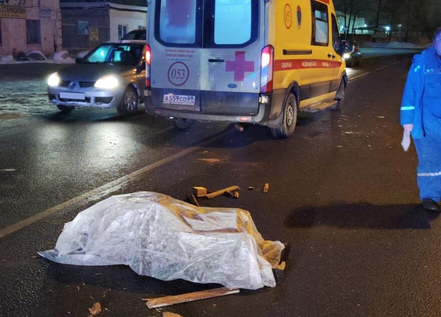 В Твери экскаватор-погрузчик насмерть сбил пешехода