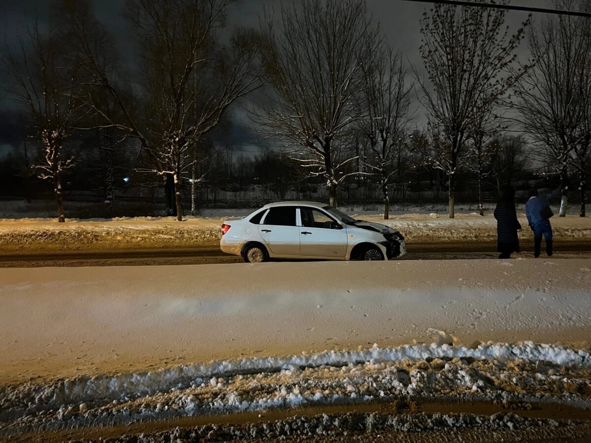 В Твери машина перекрыла дорогу фонарным столбом