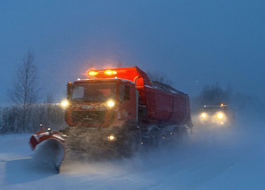 Больше 300 единиц техники расчищает от снега региональные и межмуниципальные дороги Тверской области