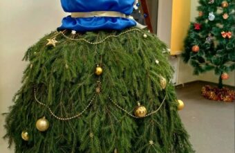 В Вышнем Волочке показали ёлку-платье, ёлку-светильник и принцессу шишек