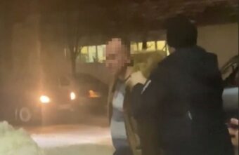 В Тверской области пьяный водитель "Нивы" врезался в автобус и попытался сбежать В Тверской области пьяный водитель "Нивы" врезался в автобус и попытался сбежать