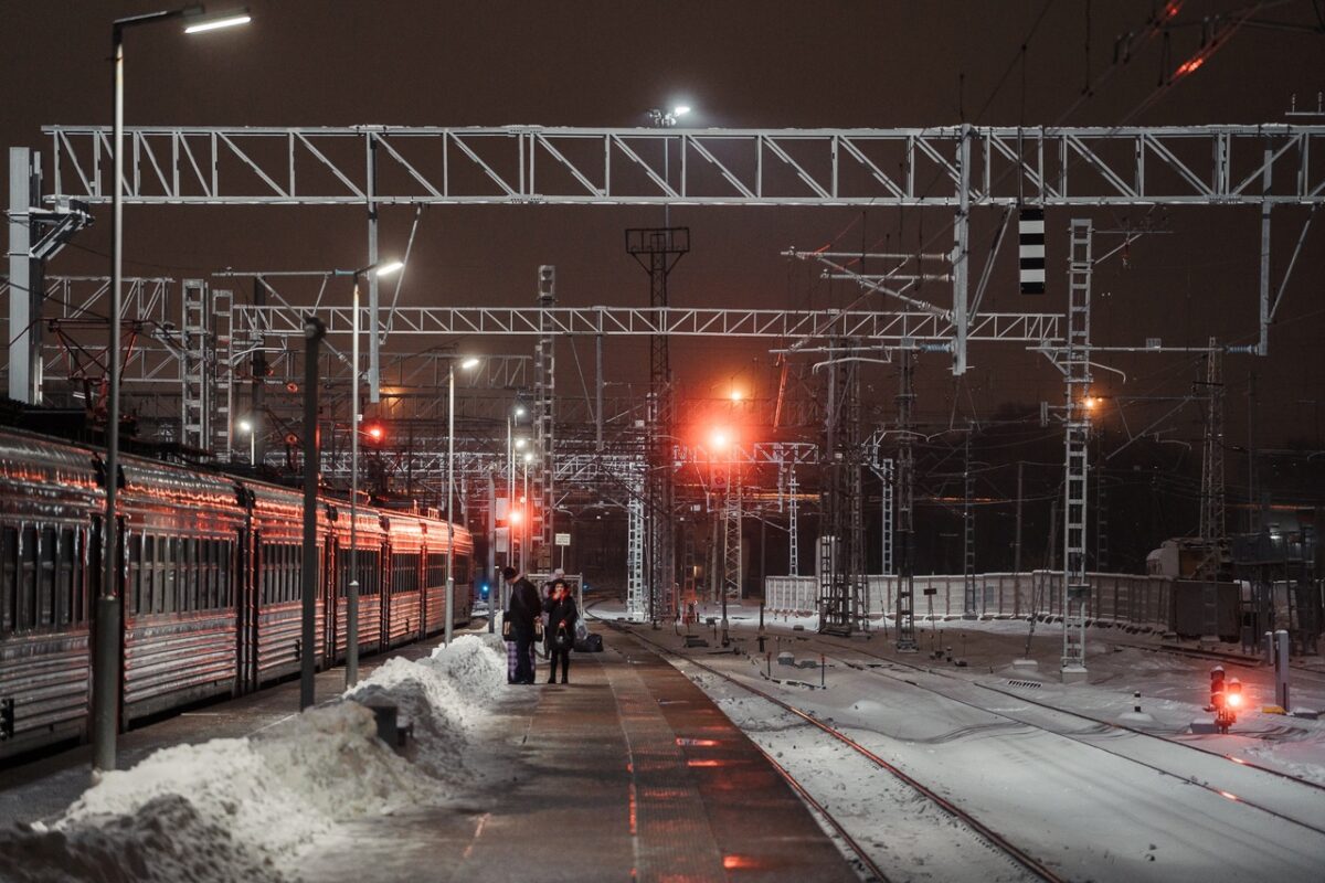93-летняя женщина попала под тепловоз в Твери