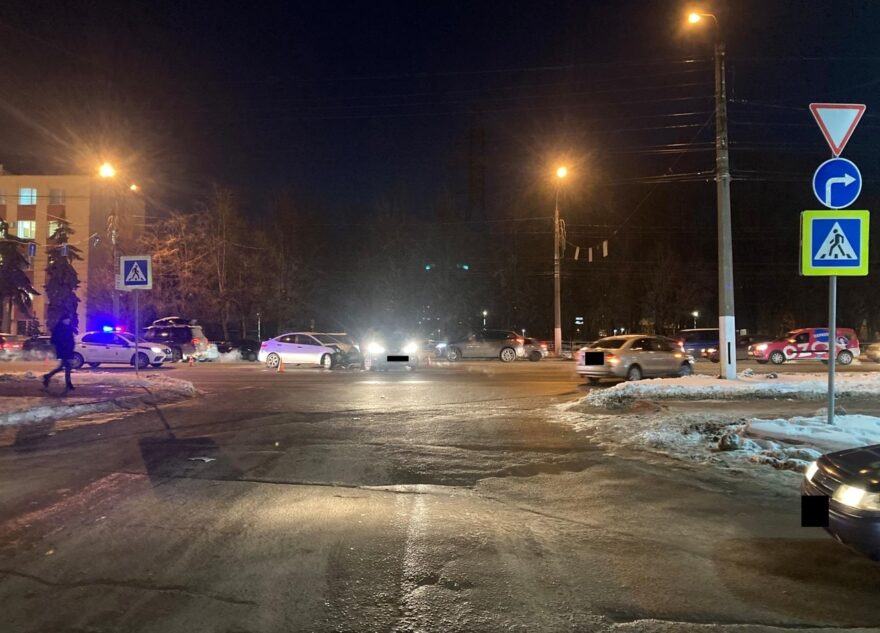 В столкновении двух иномарок в Твери пострадал пассажир