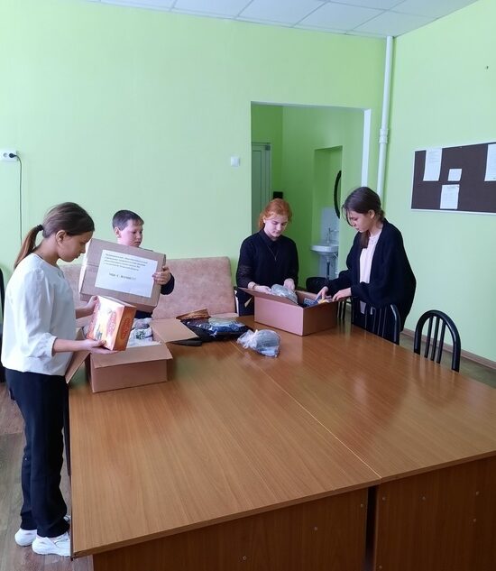 Андреапольские школьники отправили посылки и открытки для солдат на СВО