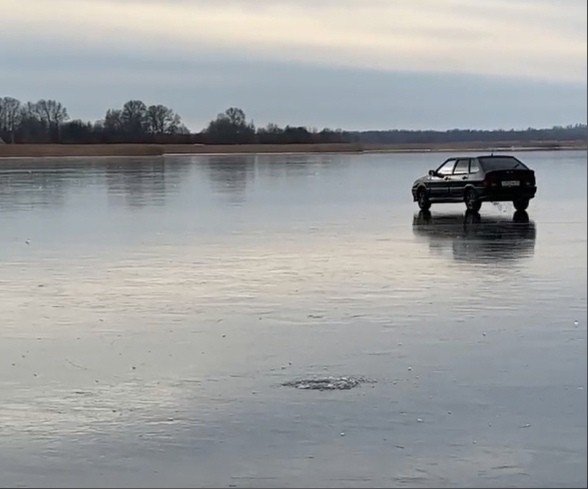 Очередные смельчаки проверили на прочность лед озера в Тверской области
