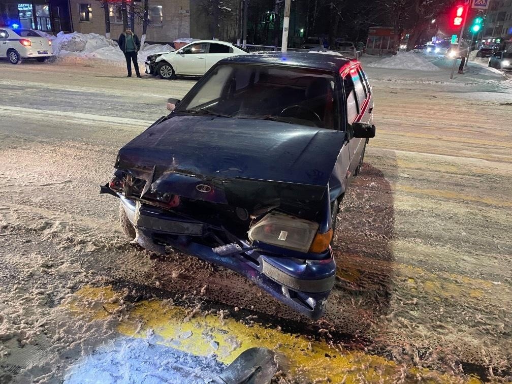 Водитель пострадал в столкновении ВАЗа и Kia в Твери