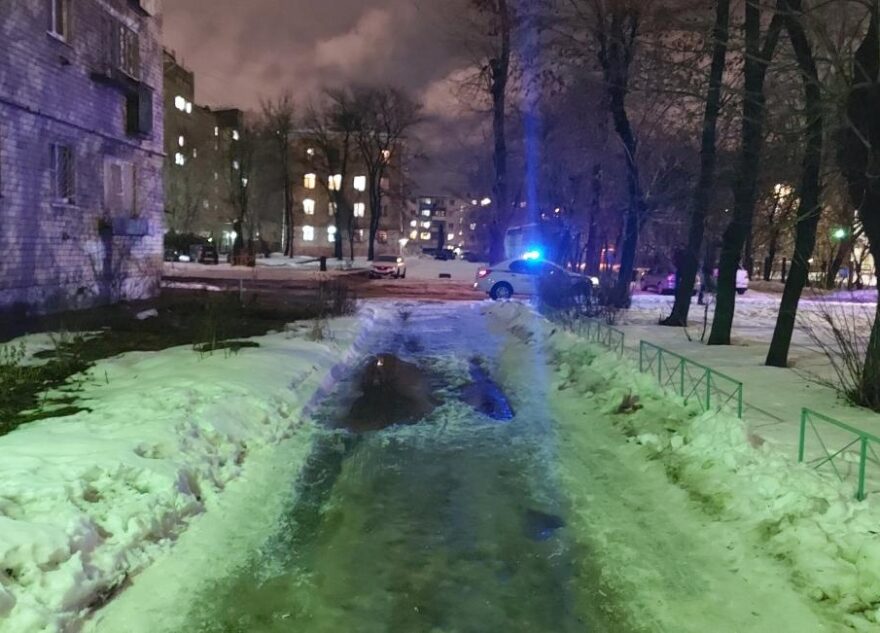 Пешеход попал под колёса "Рено" во дворе дома в Твери