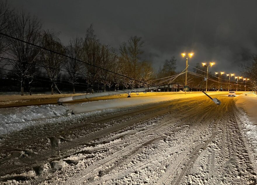 В Твери машина перекрыла дорогу фонарным столбом