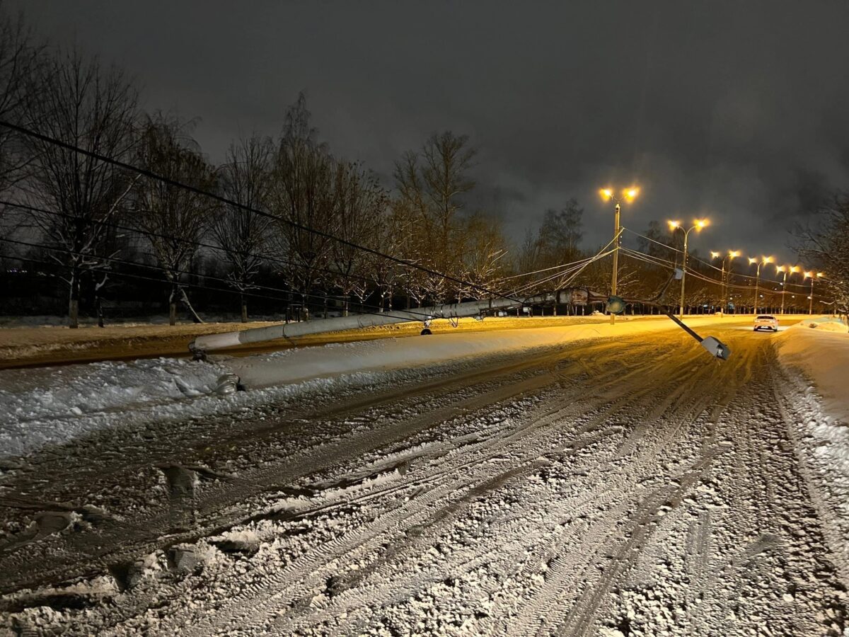 В Твери машина перекрыла дорогу фонарным столбом