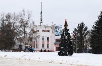 Глава округа в Тверской области вышел с больничного, чтобы расчистить поселок от снега Глава округа в Тверской области вышел с больничного, чтобы расчистить поселок от снега