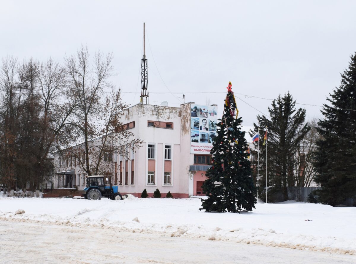 Глава округа в Тверской области вышел с больничного, чтобы расчистить поселок от снега