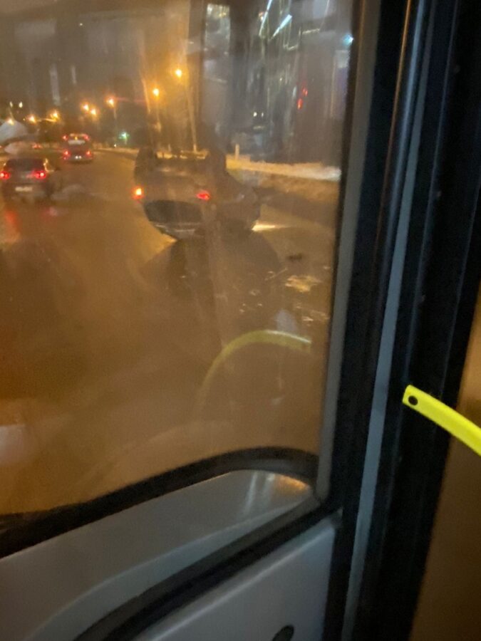 В Пролетарском районе Твери перевернулся автомобиль