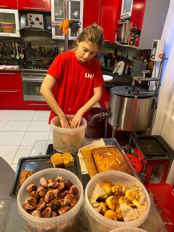 Жители Тверской области сутки не спали и накрыли бойцам новогодний стол