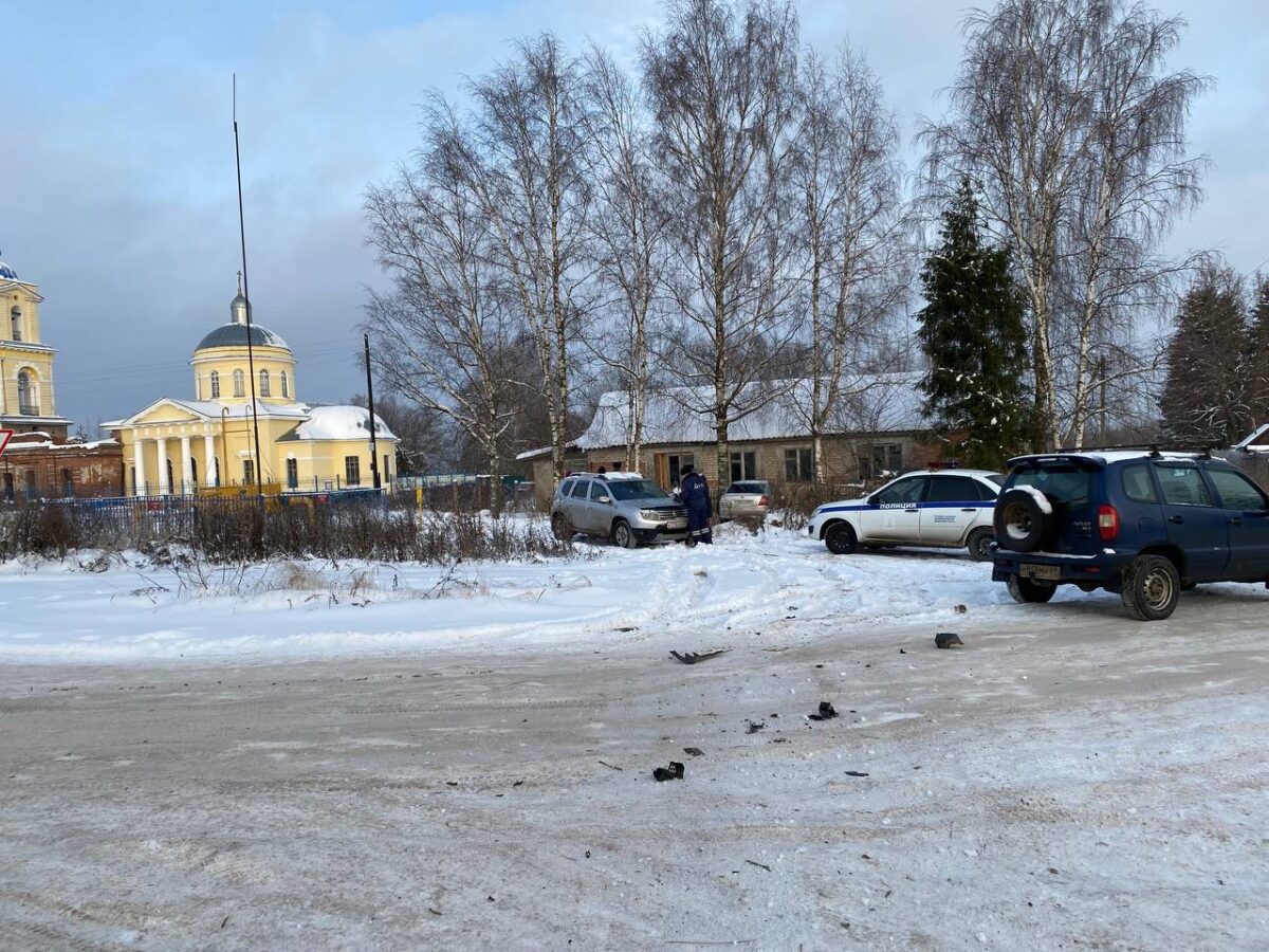 Под Тверью водитель легковушки почувствовал себя плохо и врезался в забор