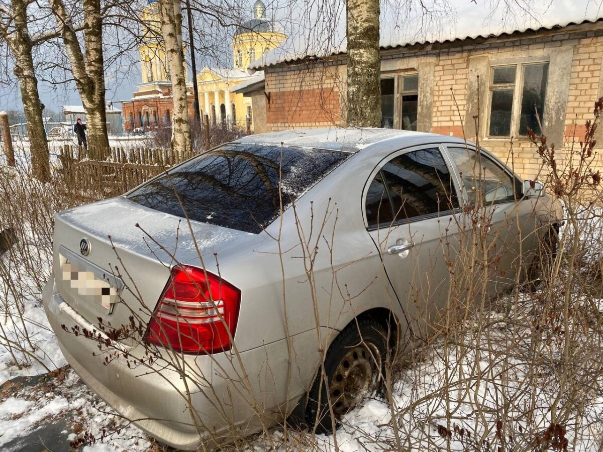Под Тверью водитель легковушки почувствовал себя плохо и врезался в забор