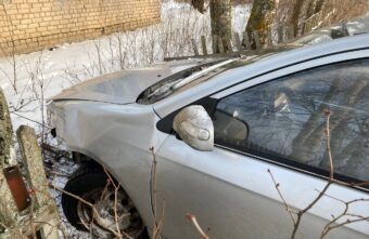 Под Тверью водитель легковушки почувствовал себя плохо и врезался в забор Под Тверью водитель легковушки почувствовал себя плохо и врезался в забор