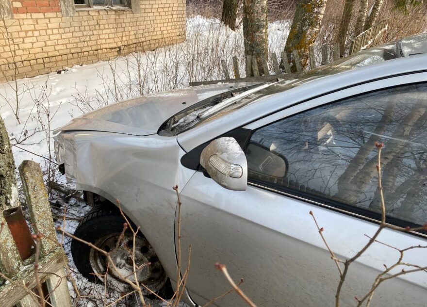 Под Тверью водитель легковушки почувствовал себя плохо и врезался в забор Под Тверью водитель легковушки почувствовал себя плохо и врезался в забор