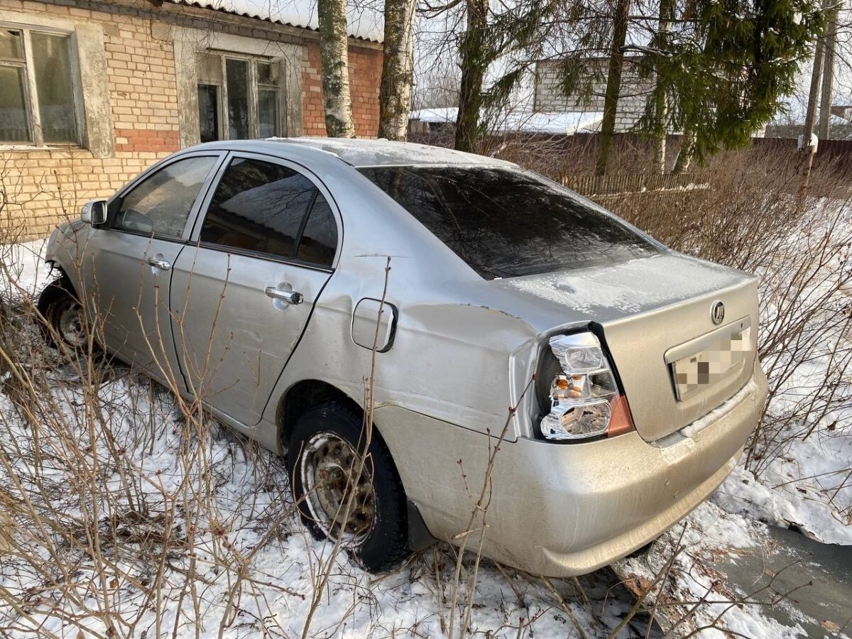 Под Тверью водитель легковушки почувствовал себя плохо и врезался в забор
