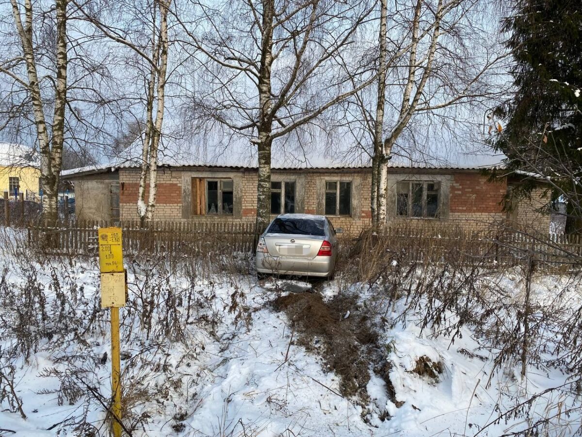 Под Тверью водитель легковушки почувствовал себя плохо и врезался в забор