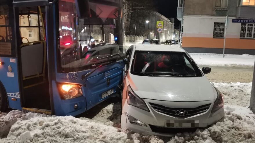 В центре Твери иномарка влезла под пассажирский автобус