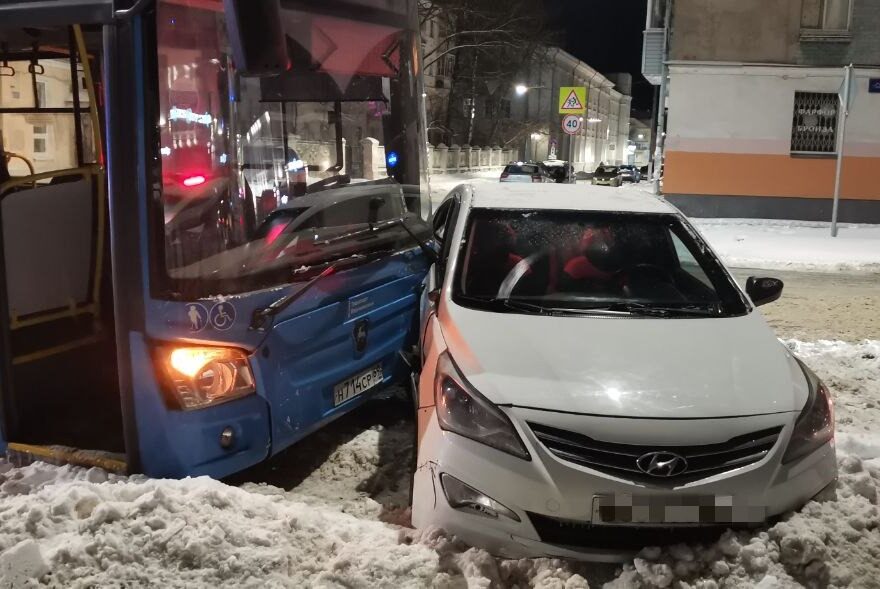 В центре Твери иномарка влезла под пассажирский автобус В центре Твери иномарка влезла под пассажирский автобус