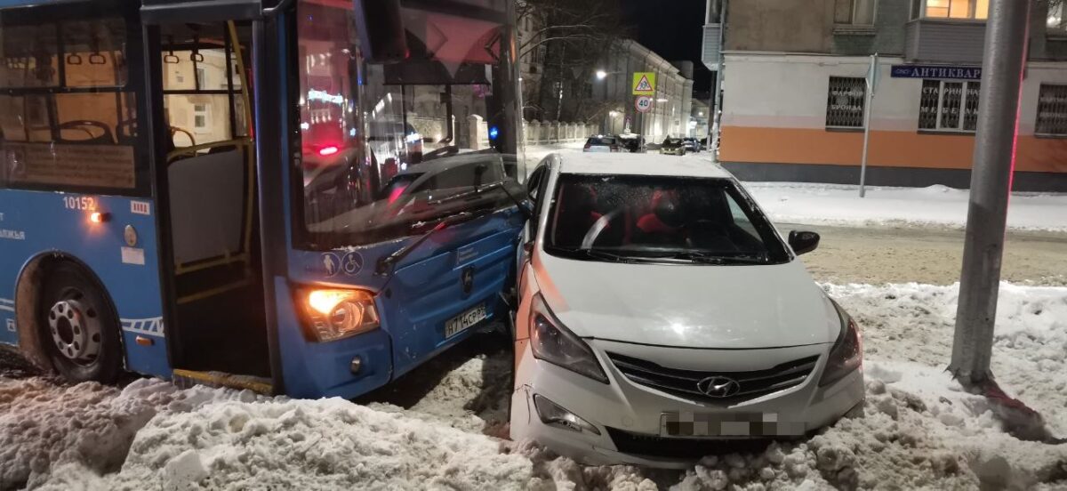 В центре Твери иномарка влезла под пассажирский автобус