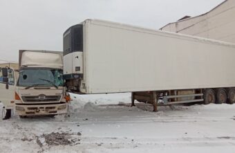 В Твери водитель грузовика врезался в полуприцеп и попал в больницу